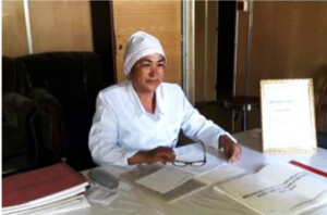 Гульмира Абдукадырова, директор центра по защите населения от туберкулеза в районе Ляхш, с гордостью демонстрирует сертификат, признающий ее лучшей медсестрой туберкулезной службы в Таджикистане.